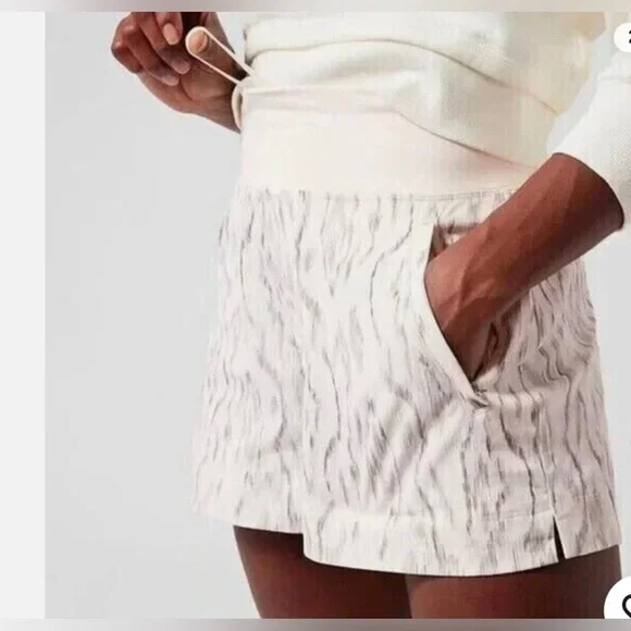 Athleta Trekkie North Shorts Women's size 8 - Picture 1 of 6